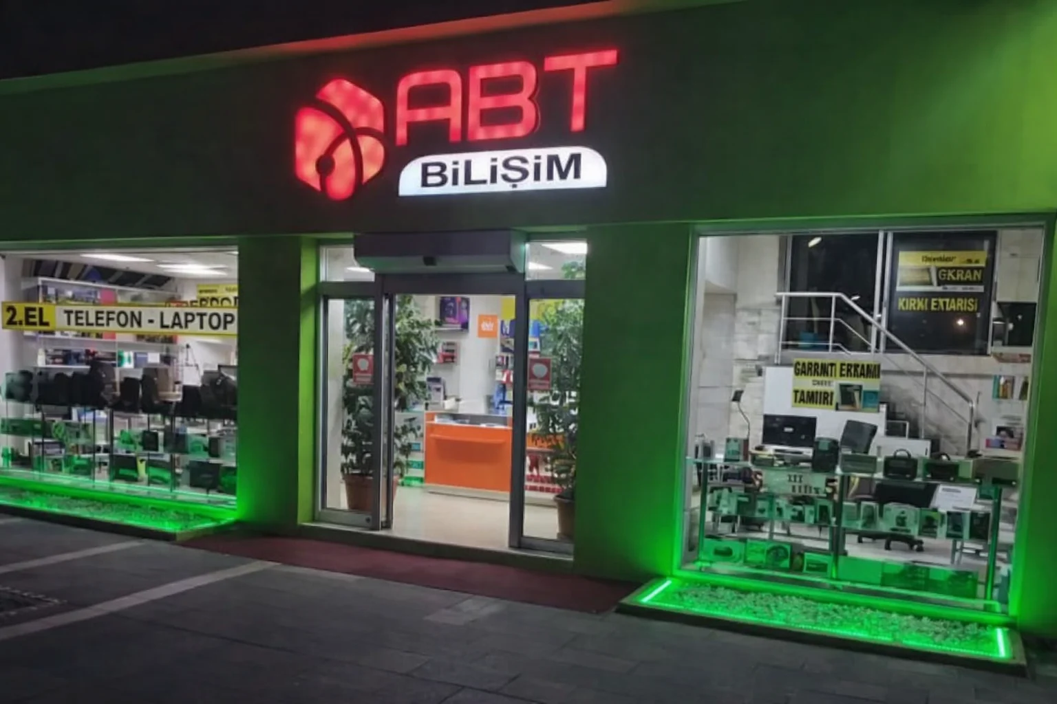 ABT BİLİŞİM Uşak mağazasının dış görünümü